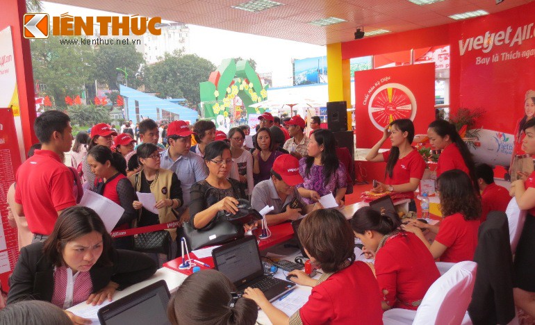 Sáng nay, Hội chợ Du lịch quốc tế Việt Nam – VITM Hanoi 2014 đã chính thức mở cửa tự do cho người dân. Nhiều hãng hàng không khuyến mãi bán vé giá rẻ trực tiếp tại gian hàng ờ hội chợ. Trong ảnh là gian hàng của hãng VietjetAir.